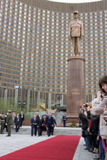 Ribbon-cutting ceremony of the monument to Charles de Gaulle